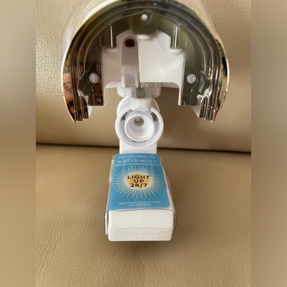 NWT Bath & Body Works RED TRUCK & LIGHT Snow Globe Wallflower Plug In Lights Up - Picture 7 of 8